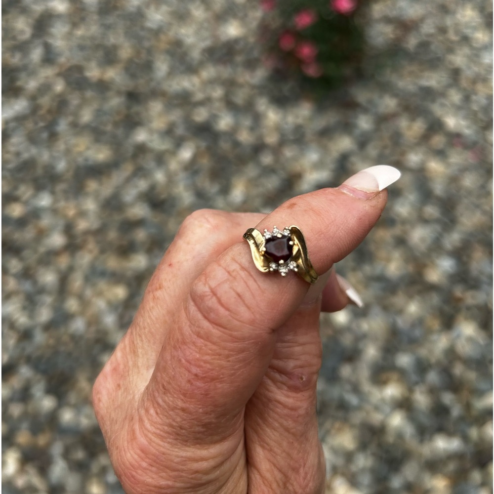 14 yellow gold garnet ring with Diamond accents